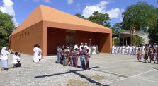 Crianças de Cairui entregam a chave da nova capela ao bispo diocesano by Timor-Leste